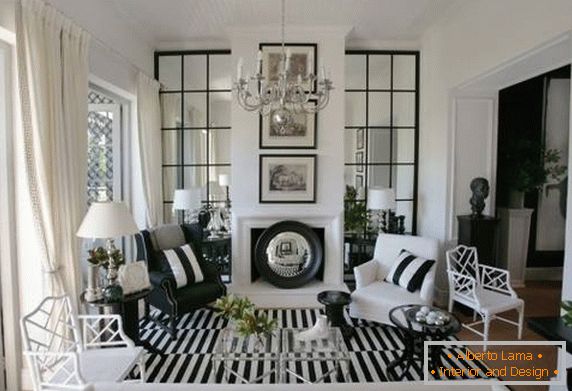 Čiernobiely a pruhovaný dizajn obývacej izby