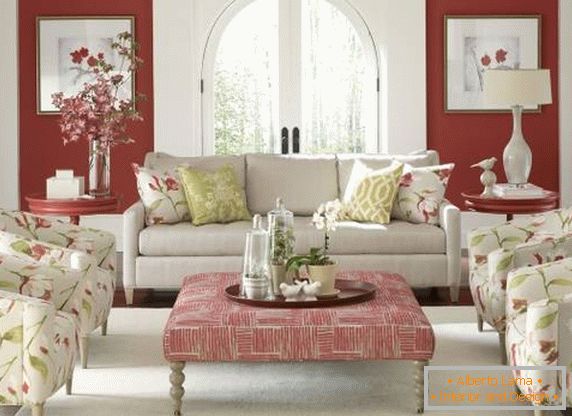 Symetrická obývacia izba v jarných farbách