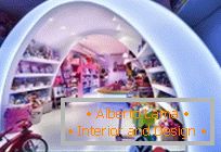 Радужный интерьер в магазине игрушек Pilar 's Story, Барселона