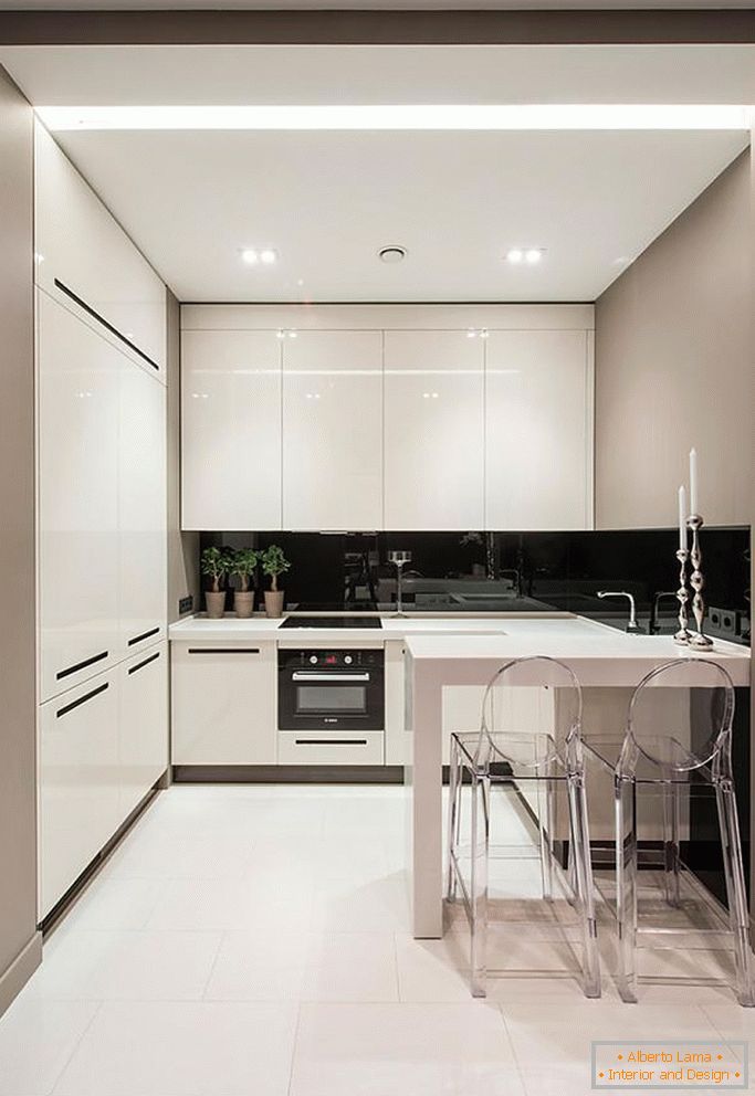 Elegantná čierna a biela kuchyňa v malom priestore