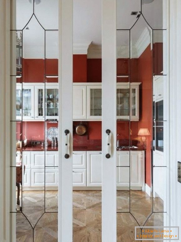 Elegantné posuvné dvere pre kuchyne vyrobené zo skla s drevom