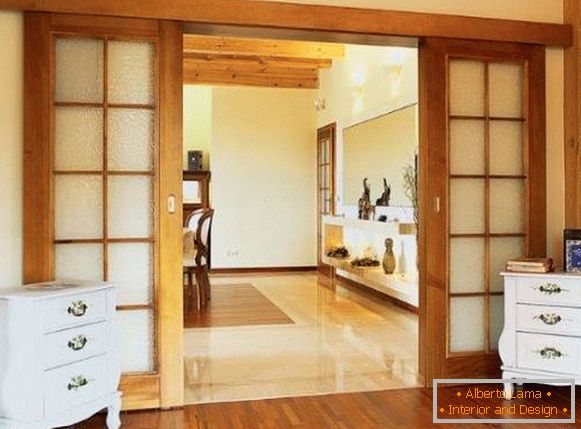 Klasické posuvné dvere medzi kuchyňou a obývacou izbou - foto dreva so sklom