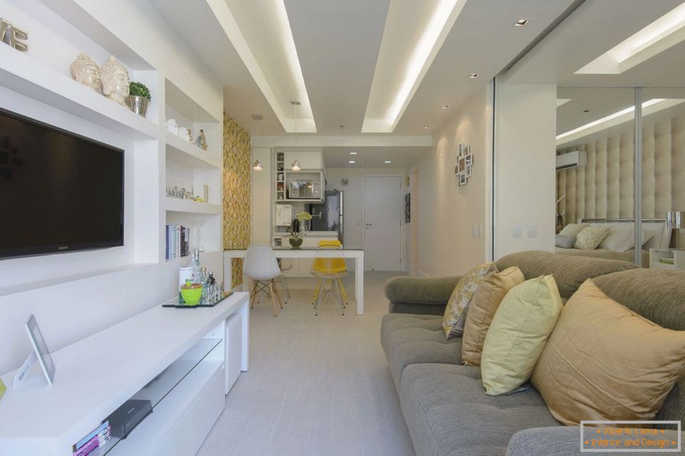 Obývacia izba malého bytu v meste Copacabana