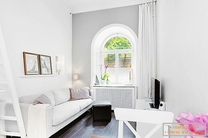 Interiér bytu je 17 metrov štvorcových v škandinávskom minimalizme