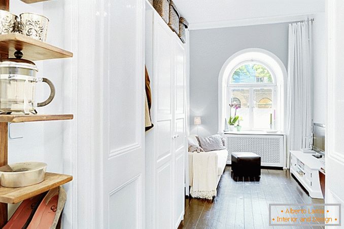 Interiér bytu je 17 metrov štvorcových v škandinávskom minimalizme