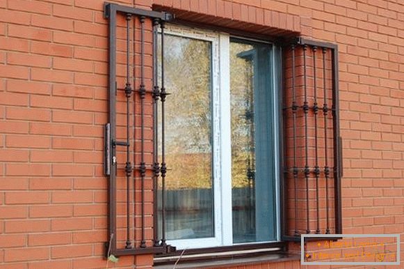 Kovové okenné mriežky so zámkom