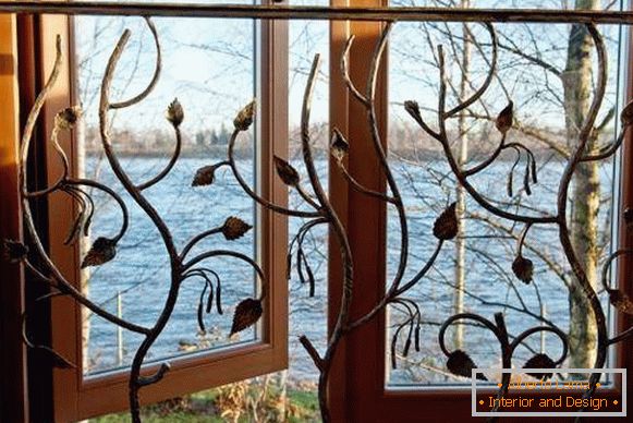 Kované mriežky na oknách - fotografie vo vnútri domu