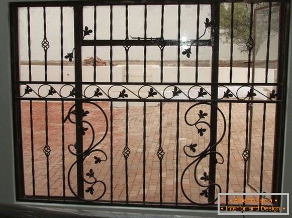 Krásne kované mriežky na oknách - foto domu