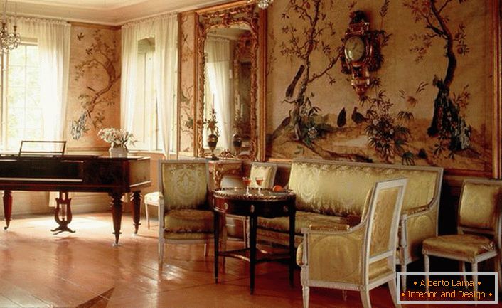 Luxusná obývacia izba v štýle Empire je pozoruhodná pre nádhernú výzdobu.Majiteľ domu s najväčšou pravdepodobnosťou rád hrá na klavíri, ktorý tiež dobre zapadá do celkového obrazu interiéru. 