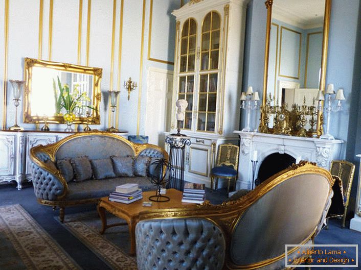 Obývacia izba v empírovom štýle je vyrobená v mäkkých modrých farbách, ktoré sa harmonicky zmiešajú so zlatými prvkami dekorácie. Rámcové zrkadlá a vyrezávané nábytkové prvky sú vyrobené v jednotnom štýle.