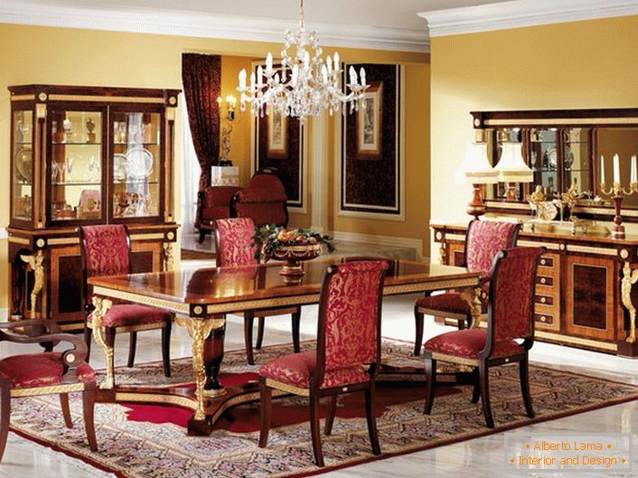 Luxusná jedáleň v empírovom štýle s jasnými akcentami ušľachtilej červenej.