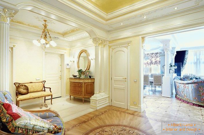 Kráľovské apartmány v štýle Empire v bežnom moskovskom apartmáne.