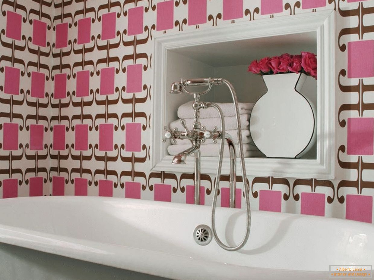 Kúpeľňa so stenovou výzdobou v ružových farbách
