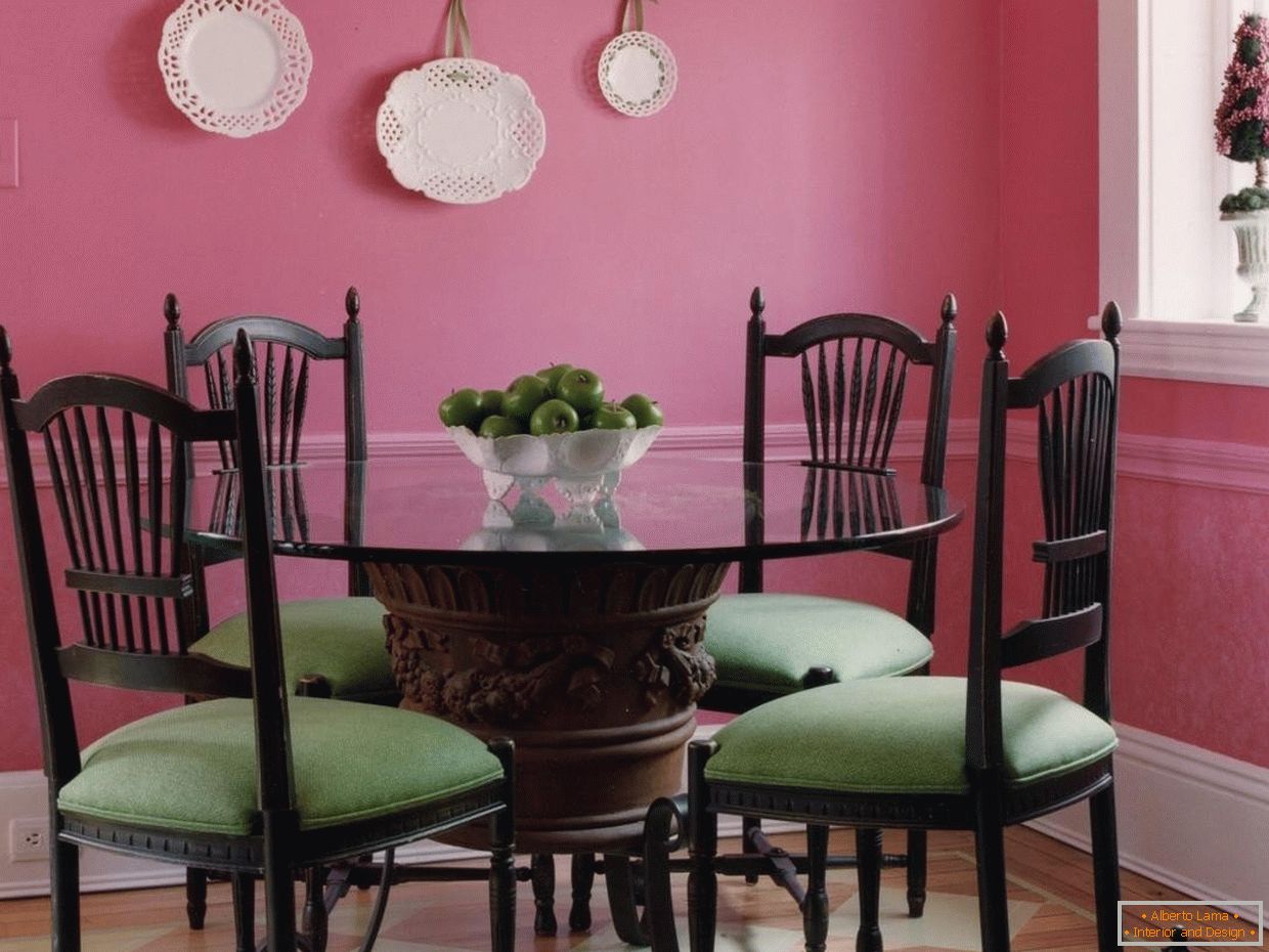 Kombinácia zelených stoličiek v ružovej jedálni