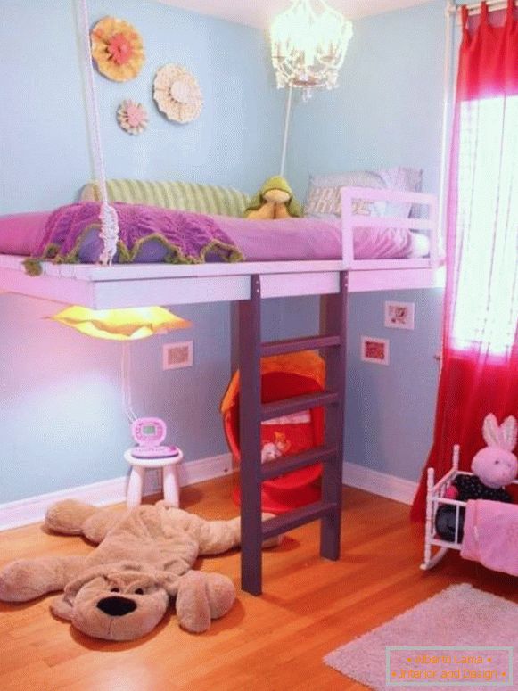 Detská posteľ, ktorá je pripevnená k stropu