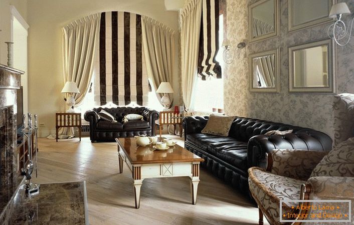 Príklad salónu. Návrhár vo vnútornom centre dal Chesterove luxusné kožené pohovky a porazil ich svetlou tapetou. 