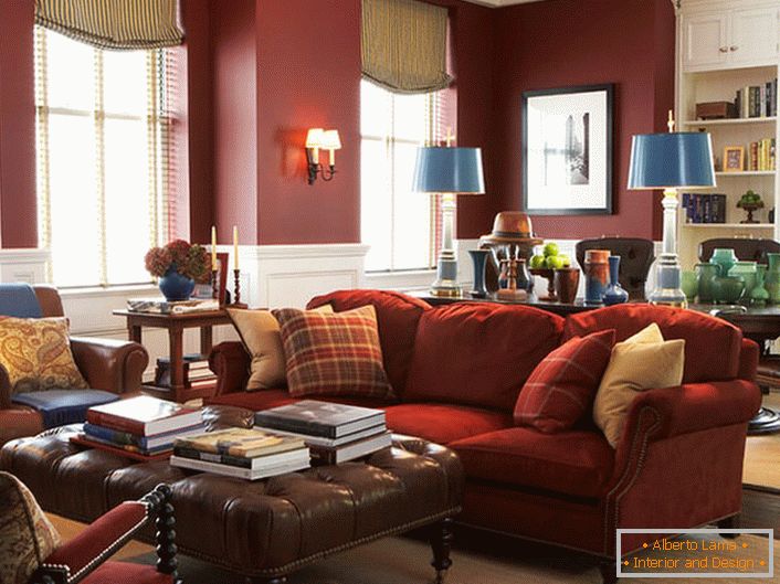Elegantný nábytok v priestrannej obývacej izbe. Úžasná harmónia červenej farby v tradičnom anglickom interiéri. 