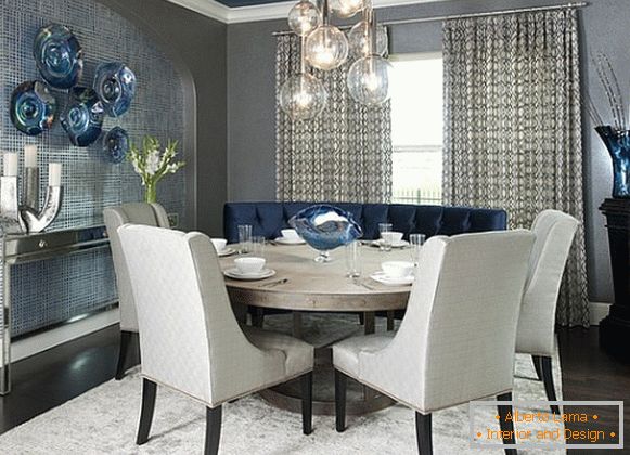 Jedáleň v šedo-modrej farbe