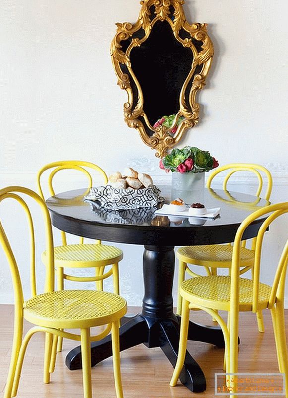 Jasné žlté stoličky a čierny jedálenský stôl