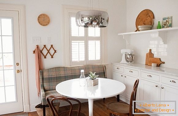 Malá jedáleň v bielej farbe