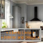 Kuchynský interiér s vstavanými svetlami a visiacimi lustrmi