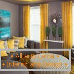 Kombinácia sivých stien a žltej záclony v obývacej izbe