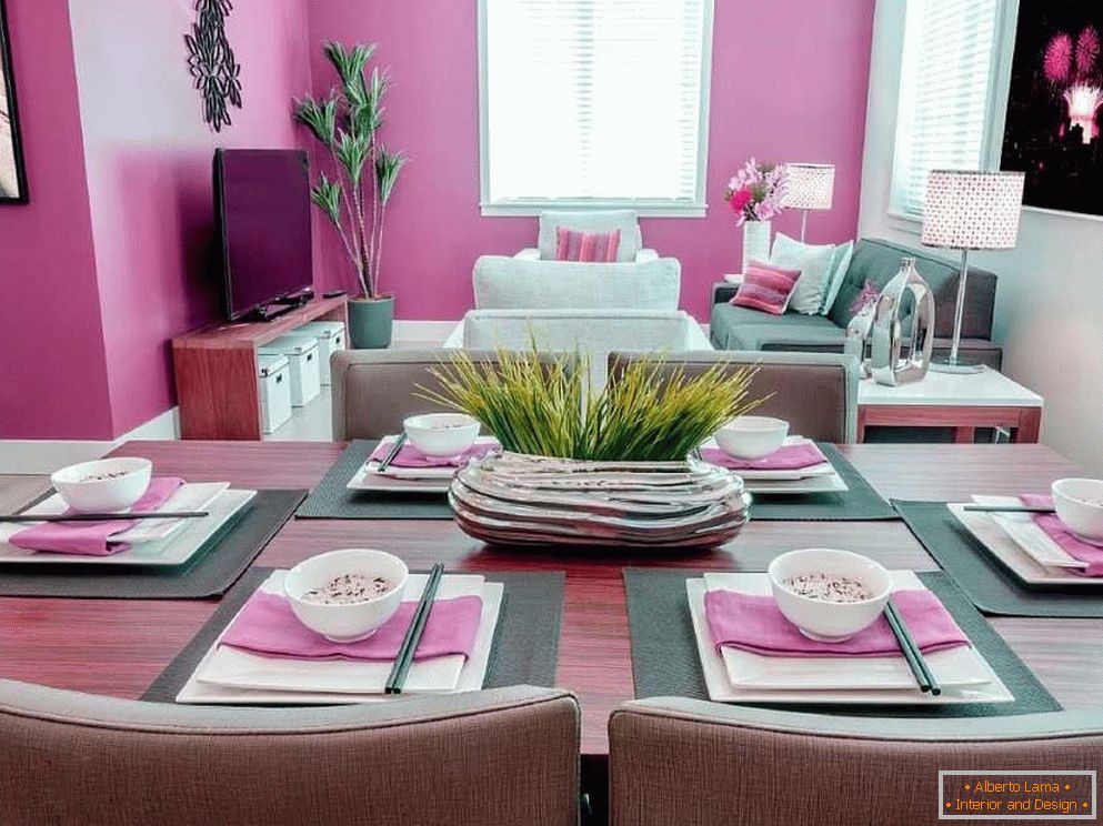 Šedo-ružová obývacia izba