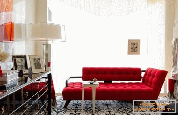 Malý elegantný obývacia izba s červenou pohovkou