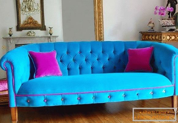 Svetlá modrá s ružovou pohovkou v obývacej izbe
