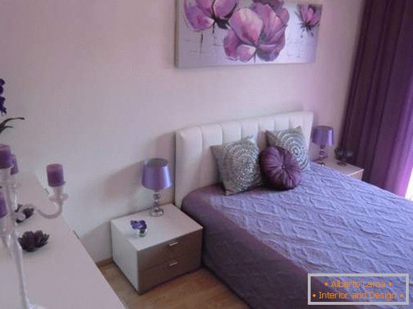Fialové záclony v spálni - fotka s krásnym výzdobou