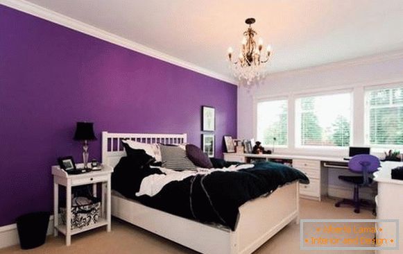 Svetlé fialové steny v spálni za čelo
