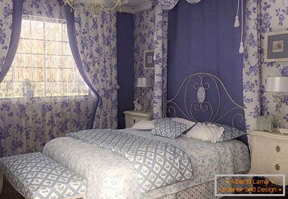 Kombinácia bielej a fialovej v interiéri spálne