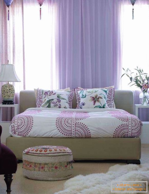 Priehľadné fialové záclony v spálni - fotografia v interiéri