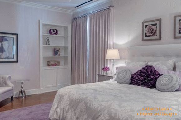 Spálňa v fialovej farbe s bielymi akcentmi
