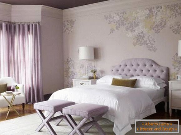 Fialové tapety, záclony a stropy v spálni - foto