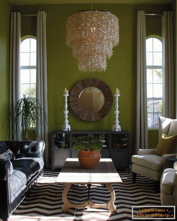 svetlošedá záclona v zelenej obývacej izbe