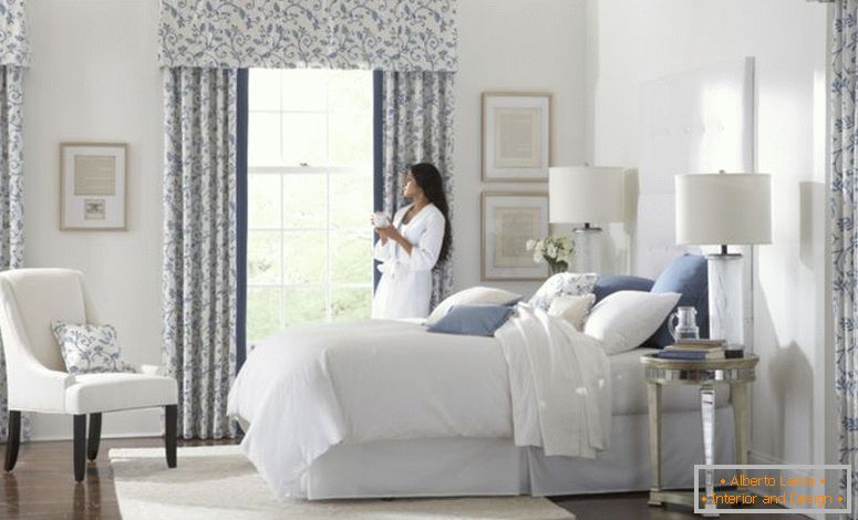 Krásna-bielo-modro-sklo-moderný design-window-opona-spálne-nápady-flower-motiv-záclonka-vintage-opona-byť vybavený-double-nočné lampy-bielo-kryt lôžka matrace-drevospracujúcom podlaha-at-spálne-as-i-as-Curta