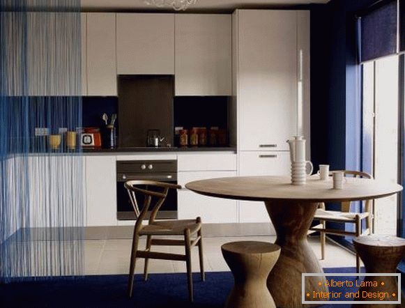 Modrá opona mušelínu v interiéri kuchyne