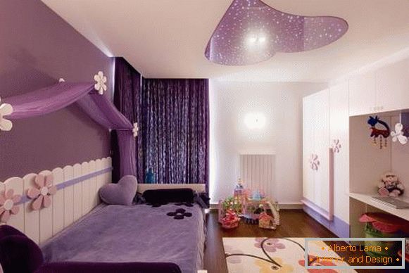 Lilac závesy z nití v interiéri - fotografia teenagerovej izby