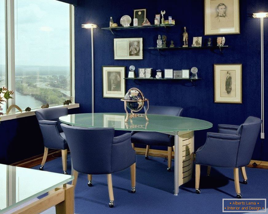 Modrá v interiéri кабинета