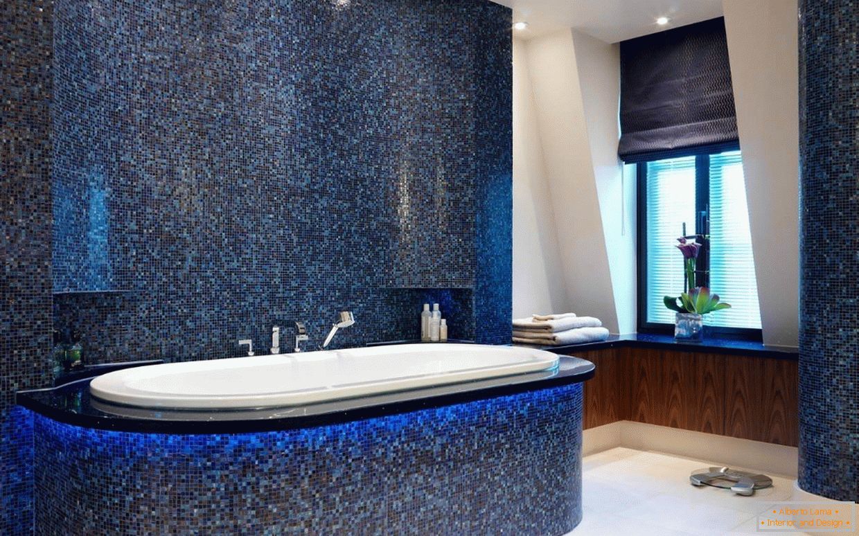Tmavo modrá mozaika v kúpeľni