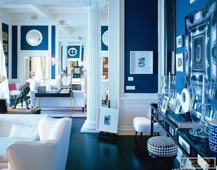 Modré steny vo vnútri obývacej izby