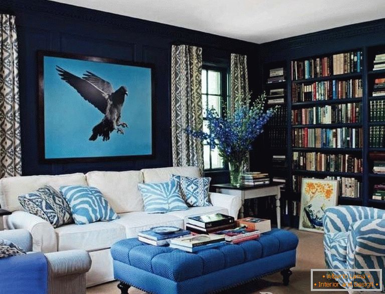 Kombinácia tmavo modrej steny a ľahkých dekoratívnych prvkov
