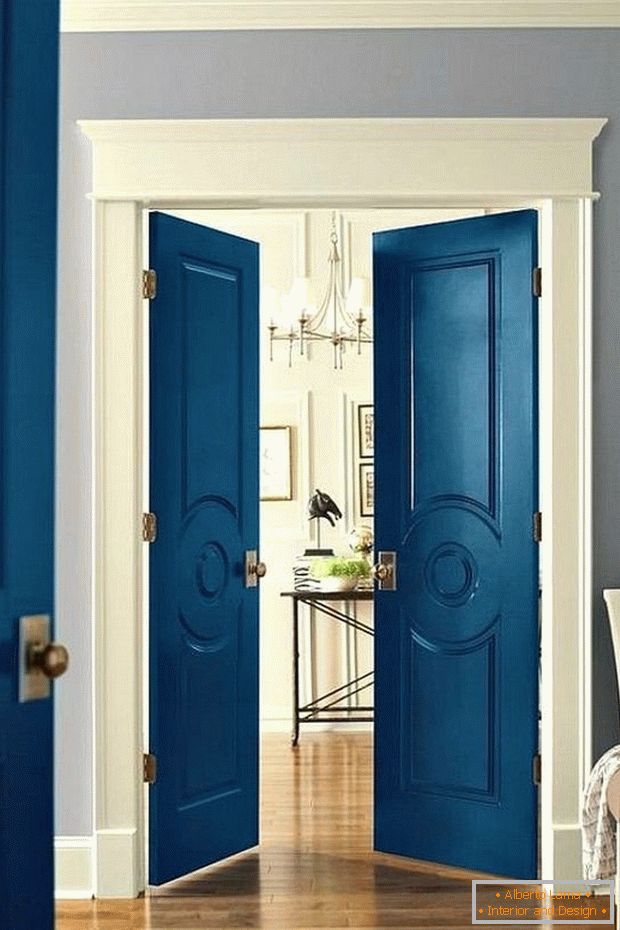 Modré dvere v interiéri