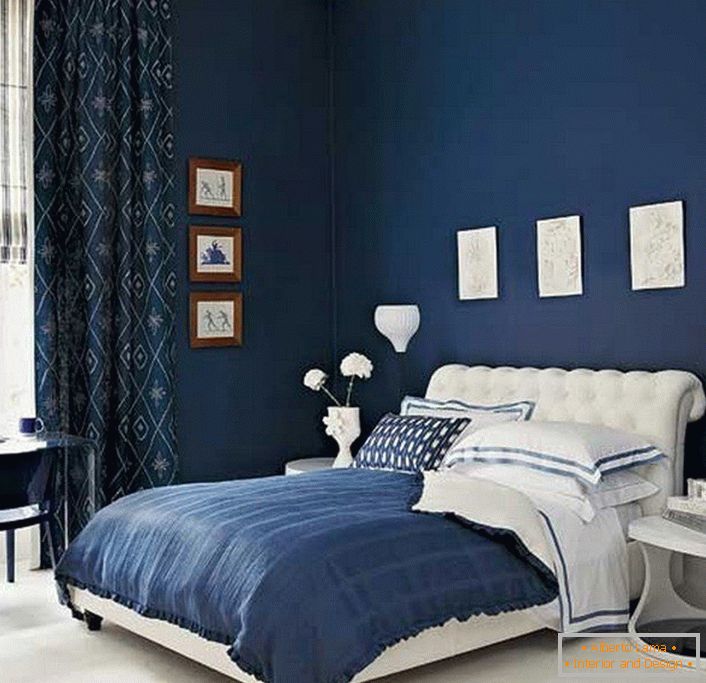 Modré steny a záclony v spálni