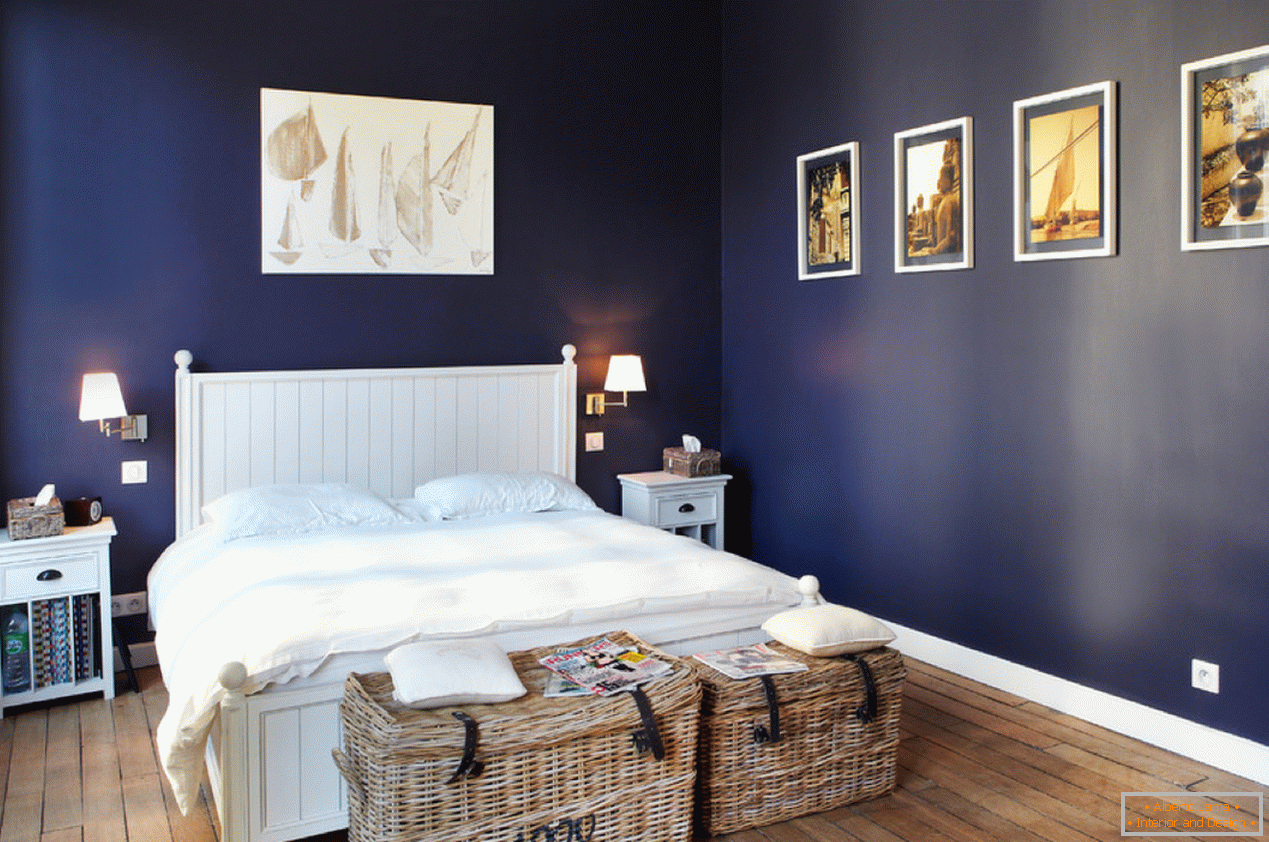 Modré steny v spálni