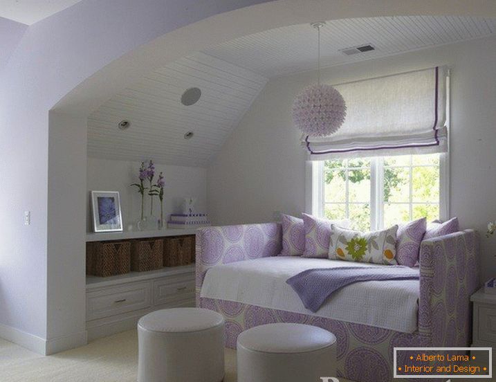 Útulná spálňa s oblúkom v lila-bielej farbe
