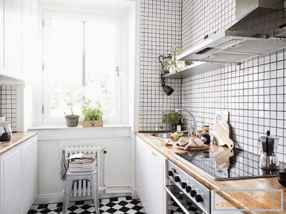 Malá kuchyňa v apartmáne v škandinávskom štýle