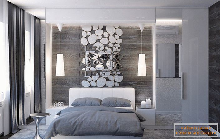 Stenu nad hlavou postele zdobí štýlová koláž z oválnych zrkadiel.