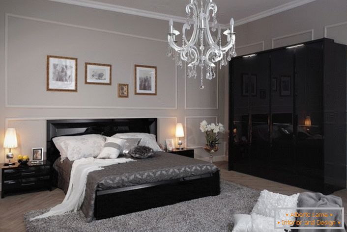 Útulná a štýlová spálňa v high-tech štýle, vyrobená v svetlošedých tónoch, s kontrastným čiernym nábytkom.